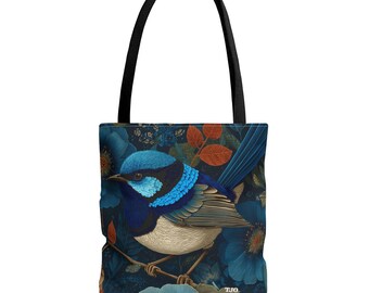 Könnte beinhalten: Tragetasche mit einer farbenfrohen Illustration eines Zaunkönigs auf einem Ast, umgeben von blauen Blumen und Blättern. Sie hat einen schwarzen Griff und den Text "TJO". Das Design ist auf einem dunkelblauen Hintergrund gedruckt.