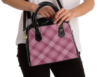 Bolso de mano morado a cuadros: bandolera a cuadros, elegante accesorio de piel sintética.