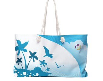 Könnte beinhalten: Eine weiße Tragetasche mit blauen und weißen Palmen, Vögeln und Wolken. Die Tasche hat weiße Kordelgriffe und ein blaues und weißes Streifenmuster.