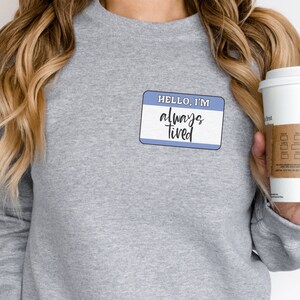Bonjour, je suis toujours fatigué Nametag Funny Fatigué Mom Club SVG PNG Cricut Cut File - Déprimé - Cute Fated Shirt - Mental Health Svg Design