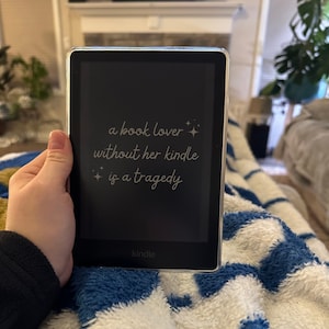 Kindle Lover Fantasy Screensaver - Kindle Romantasy Background - Fourth Wing - Empyrean Series - Funny Kindle Background ePub - Book Dragon