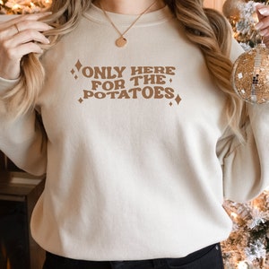 Diseño divertido de Acción de Gracias - Solo aquí por las papas SVG - Diseño de sudadera de Acción de Gracias - PNG divertido de otoño - Suéter familiar de Acción de Gracias