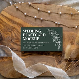 Maqueta de tarjeta de lugar de boda, diseño plano bohemio con cinta nupcial, maqueta de papelería de boda para Photoshop y Canva