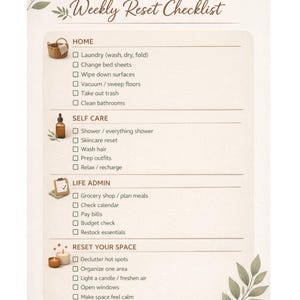 Könnte beinhalten: Eine wöchentliche Reset-Checkliste auf beigem Hintergrund mit grünen Blättern. Die Checkliste umfasst Kategorien für Zuhause, Selbstpflege, Lebensverwaltung und Ihren Raum zurücksetzen, mit Kontrollkästchen für jede Aufgabe. Der Titel ist in einer Schreibschrift.