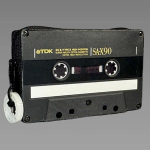 Retro Geldbörse in anthrazit/schwarz - handgefertigt aus einer recycelten Audiokassette