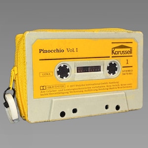 Retro Geldbörse in orange/hellgrau - handgefertigt aus einer recycelten Audiokassette