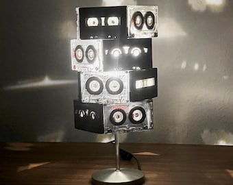 TapeLampe Retro table lamp with metal base in black/grey • Upcycled from original audio cassettes