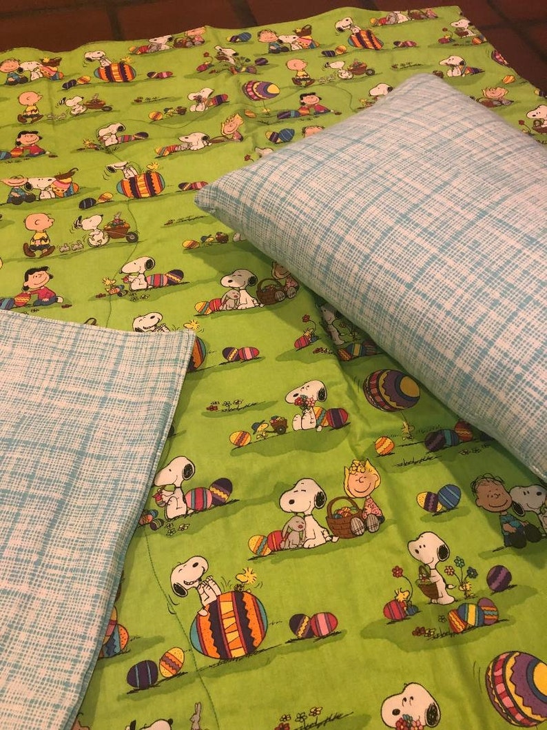 Pillowcase /& Quilted Blanket Set Snoopy Peanuts Gang Easter Pillow