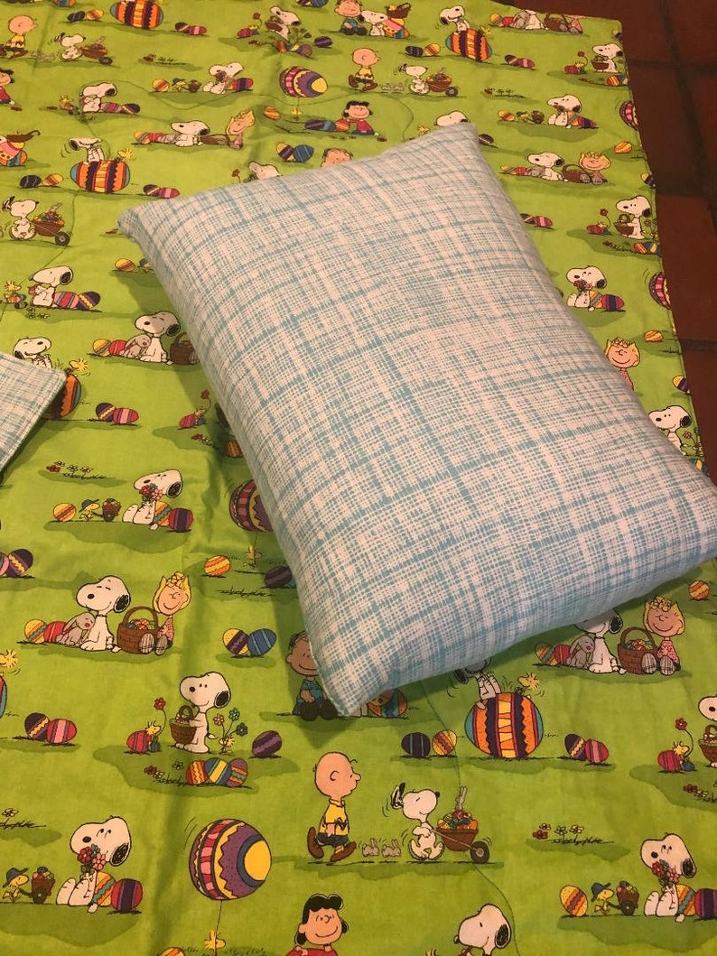 Pillowcase /& Quilted Blanket Set Snoopy Peanuts Gang Easter Pillow