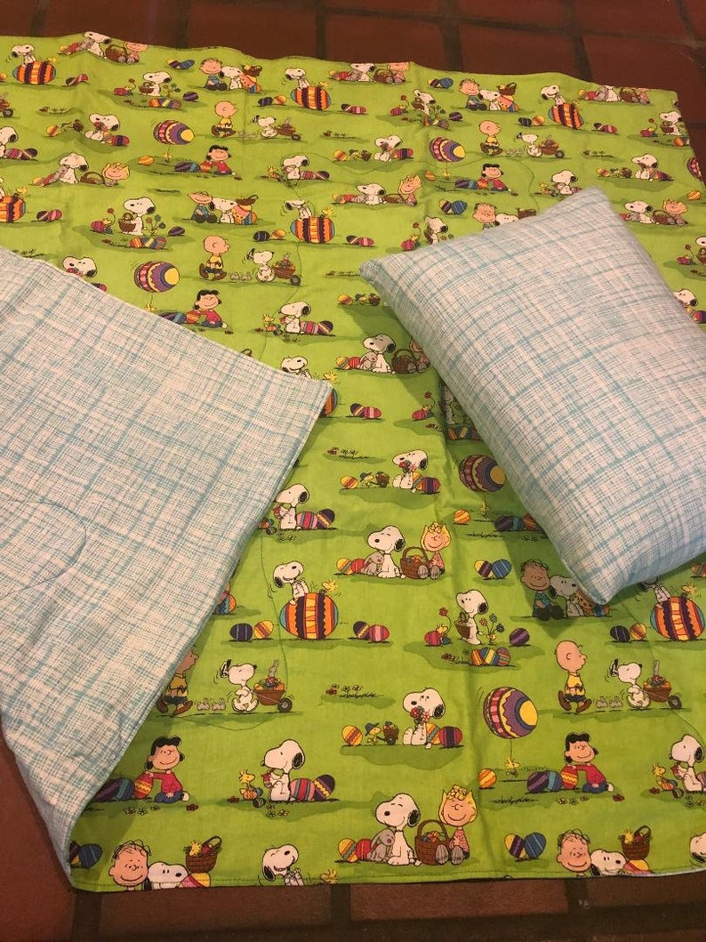 Pillowcase /& Quilted Blanket Set Snoopy Peanuts Gang Easter Pillow