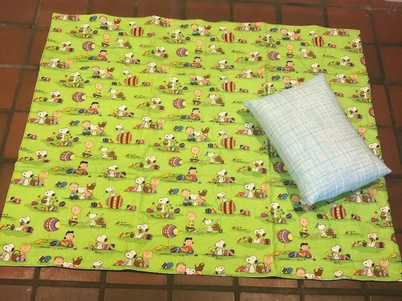 Pillowcase /& Quilted Blanket Set Snoopy Peanuts Gang Easter Pillow