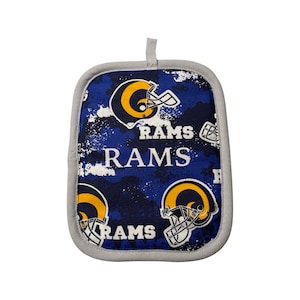Pode incluir: Luva de forno azul e amarela com um padrão repetido do logotipo dos Los Angeles Rams e a palavra "RAMS".