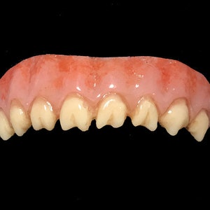 Leatherface Charakter Teeth basierend auf dem Film Texas Chainsaw Massacre von 1974
