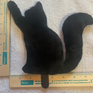 ふわふわの黒い猫用リースアタッチメント。木製の猫用アタッチメント