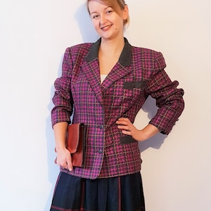 Vintage Pure Wool Womens Jacket Houndstooth Pattern Plaid Pink and Gray color Collared Buttonned Shoulder pads long sleeves Preppy Blazer