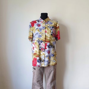 Vintage Hawaiian Floral print Shirt Multicolor Red, Green and Blue Colours Palms Print Womens Blouse Short Sleeves SIze Medium to Large
