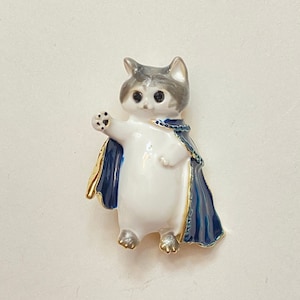 BROOCH Kitty Cat with Cape Romeo Knight Medieval Rhinestone Blue Eyes Gray White Shakespeare Thespian Play Jewelry Lapel Pin Gift A2110