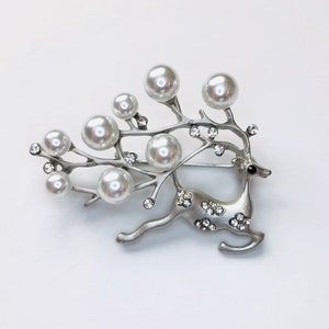 Silver-tone Rhinestone Reindeer Deer with Faux Pearls On The Antlers Animal Brooch/Pendant Pin Jewelry A1144