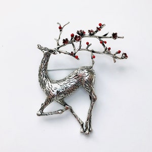 Brooch Large Silver-tone Christmas Sika Deer with Red Flowers on Antlers Animal Brooch/Pendant Enamel Pin Jewelry A1146