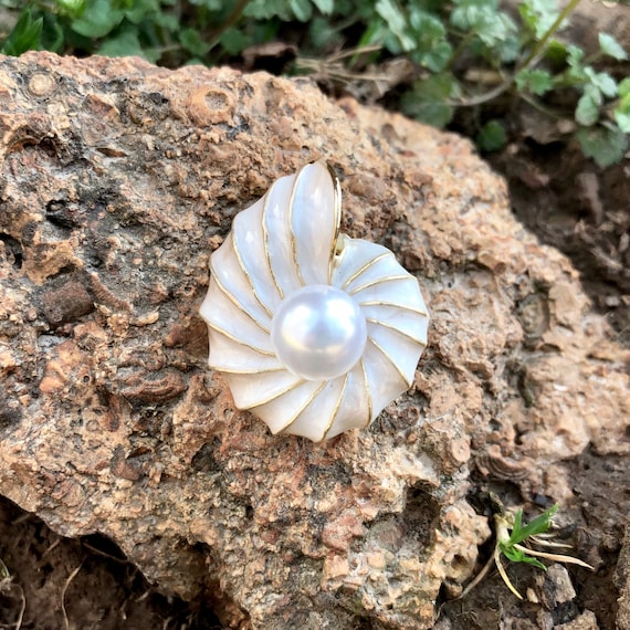 Enamel White Sea Snail Conch Shell with Faux Pear… - image 2