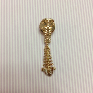Human Spine Chiropractor Bones Vertebrate Doctor Medical Brooch Lapel Pin Jewelry A83