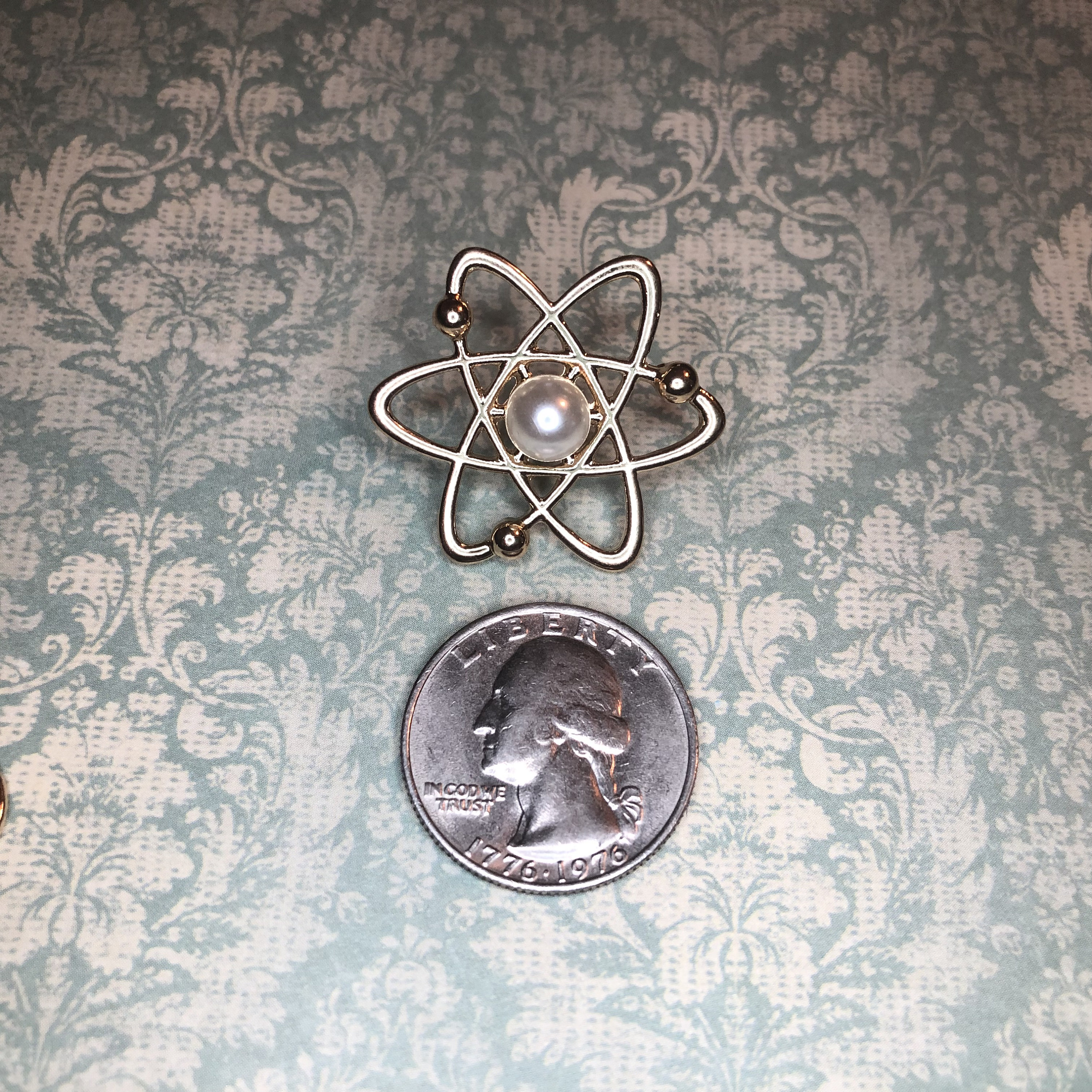 Brain Cell MANZHEN Science Symbol Lapel Pin Creative Neutron Hydrogen  Atomic Brooch Pin Scientists Nucleus Jewelry Gift (Silver Nasa Pin