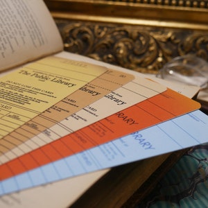 Marcapáginas de tarjeta de biblioteca pública antigua de estilo antiguo