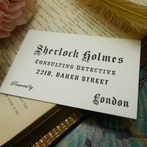 Marcapáginas con tarjeta de presentación impresa con el detective consultor de Sherlock Holmes