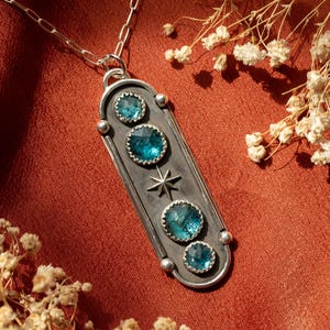 Colar Cerulean Starlight - Cianita musgo azul, prata esterlina e fina