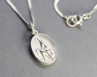 Collana con pendente unicorno in argento 925