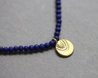feine Lapis Lazuli Kette mit geprägtem Anhänger aus 750/Gold