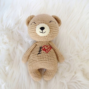 Boneca de crochê do amigo da cicatriz do urso da cirurgia cardíaca, brinquedo da consciência do chd do animal de pelúcia do guerreiro do coração localização feita sob encomenda da cicatriz