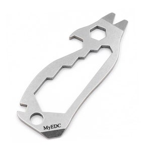 Può includere: Un portachiavi multiutensile argentato con un apribottiglie, un cacciavite a testa piatta, una chiave esagonale e un bordo seghettato. Lo strumento è inciso con il testo "MyEDC".