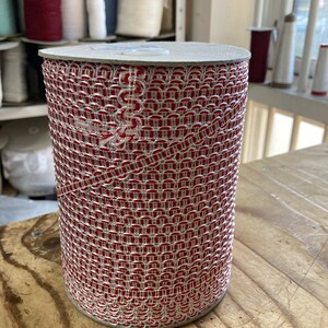 Groothandel Nottingham kant Ric-RAC-stijl crème en rode vlecht. Uniek gemaakt in onze fabriek in Nottingham.