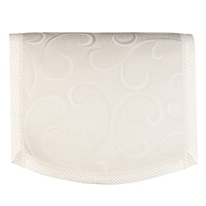 Puede incluir: Cenefa de color crema con un delicado diseño de remolinos. La tela tiene un brillo sutil y los bordes están adornados con un borde de ganchillo. El diseño es simétrico y adecuado para un tratamiento de ventana.