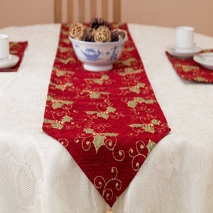 Julbordslöpare i chenille med Festlig Holly-motiv, begränsad upplaga. Matchande bordsunderlägg finns tillgängliga.