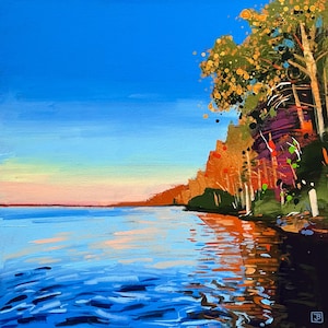Puede incluir: Una pintura al óleo de un lago sereno al atardecer con un cielo azul vibrante que cambia a un rosa suave en el horizonte. La orilla presenta árboles densos con follaje otoñal en tonos naranja, amarillo y morado intenso, reflejados en el agua.