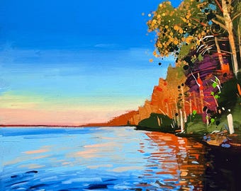 Op de afbeelding: Een olieverfschilderij van een sereen meer bij zonsondergang met een levendige blauwe lucht die aan de horizon overgaat in zachtroze. De oever toont dichte bomen met herfstbladeren in tinten oranje, geel en dieppaars, weerspiegeld in het water.