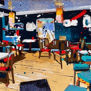 Puede incluir: Una pintura acrílica abstracta sobre lienzo que representa el interior de un restaurante con paredes azul oscuro, suelos de madera clara y varias sillas. La escena presenta salpicaduras de pintura roja y blanca, lámparas colgantes y asientos azules.