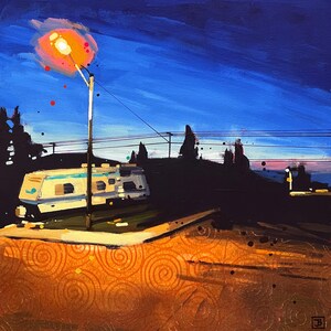 Puede incluir: Una pintura cuadrada que representa una escena nocturna con una farola naranja brillante iluminando una caravana blanca. El primer plano presenta una superficie naranja texturizada con patrones en espiral y fondo azul.