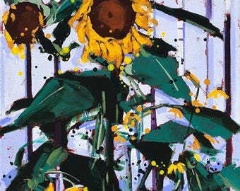 Op de afbeelding: Een acrylschilderij op canvas met levendige gele zonnebloemen met donkerbruine harten, diepgroene bladeren en verspreide gele verfspatten. De bloemen staan tegen een achtergrond van een licht lavendelkleurig verticaal lattenhek.