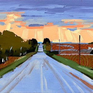 Puede incluir: Una pintura al óleo de una carretera recta que se extiende hacia el horizonte bajo un cielo al atardecer con nubes color melocotón y azul. Árboles de color verde oscuro bordean el lado izquierdo, mientras que un campo marrón texturizado con un poste de cerca se encuentra a la derecha. Las iniciales JB del artista están en la esquina inferior derecha.
