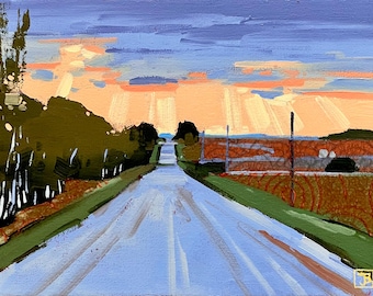 Op de afbeelding: Een olieverfschilderij van een rechte weg die zich uitstrekt naar de horizon onder een zonsonderganglucht met perzikkleurige en blauwe wolken. Donkergroene bomen staan aan de linkerkant, terwijl aan de rechterkant een bruin veld met textuur en een hekpaal te zien is. De initialen JB van de kunstenaar staan rechtsonder.