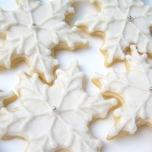 Biscuits aux flocons de neige scintillants Vacances 2023 Biscuits au sucre de Noël glacés Flocon de neige blanc scintillant