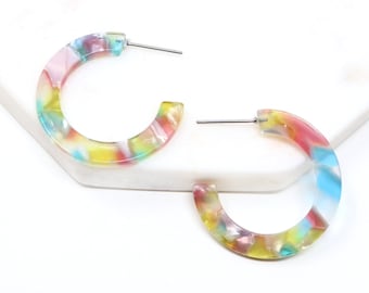Kleine regenboogharsoorringen, sierlijke sieraden in schildpadstijl, 30 mm kleine lichtgewicht ringetjes