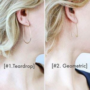 K&ouml;nnte beinhalten: Zwei goldene Ohrringe, einer in Tropfenform und einer geometrisch. Der Tropfenohrring ist glatt und der geometrische Ohrring ist kantig. Die Ohrringe werden von einer Person mit blonden Haaren getragen.