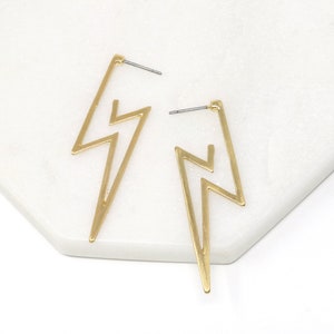 A pair of modern star lightning bold earrings in gold.