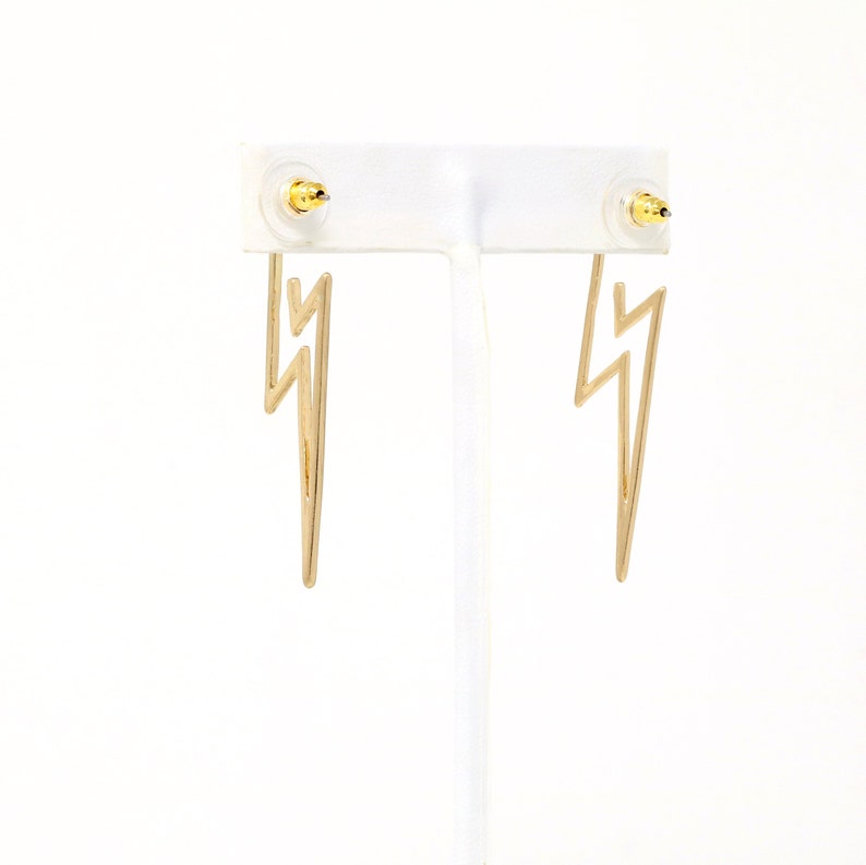 A pair of modern star lightning bold earrings in gold.