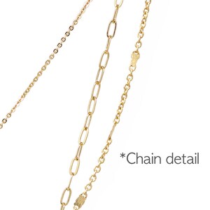Puede incluir: Tres cadenas de oro con diferentes estilos de eslabones. Las cadenas est&aacute;n superpuestas. El texto *Chain detail* es visible en la esquina inferior derecha de la imagen.