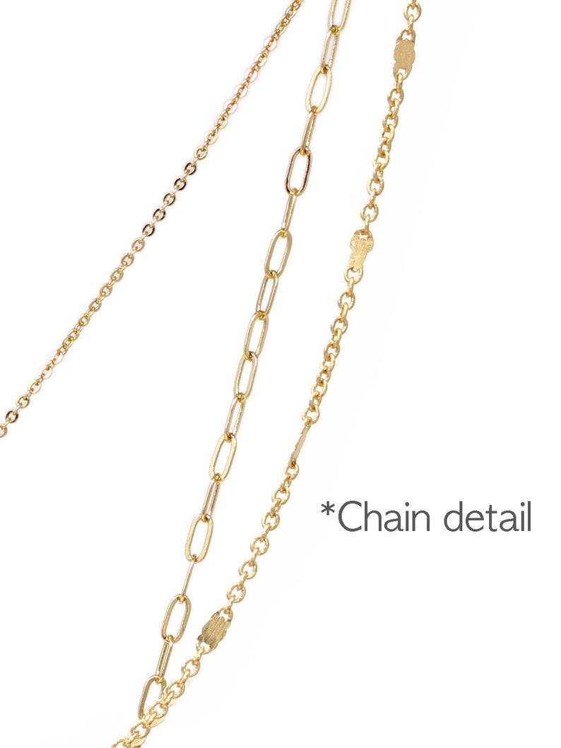 Puede incluir: Tres cadenas de oro con diferentes estilos de eslabones. Las cadenas est&aacute;n superpuestas. El texto *Chain detail* es visible en la esquina inferior derecha de la imagen.